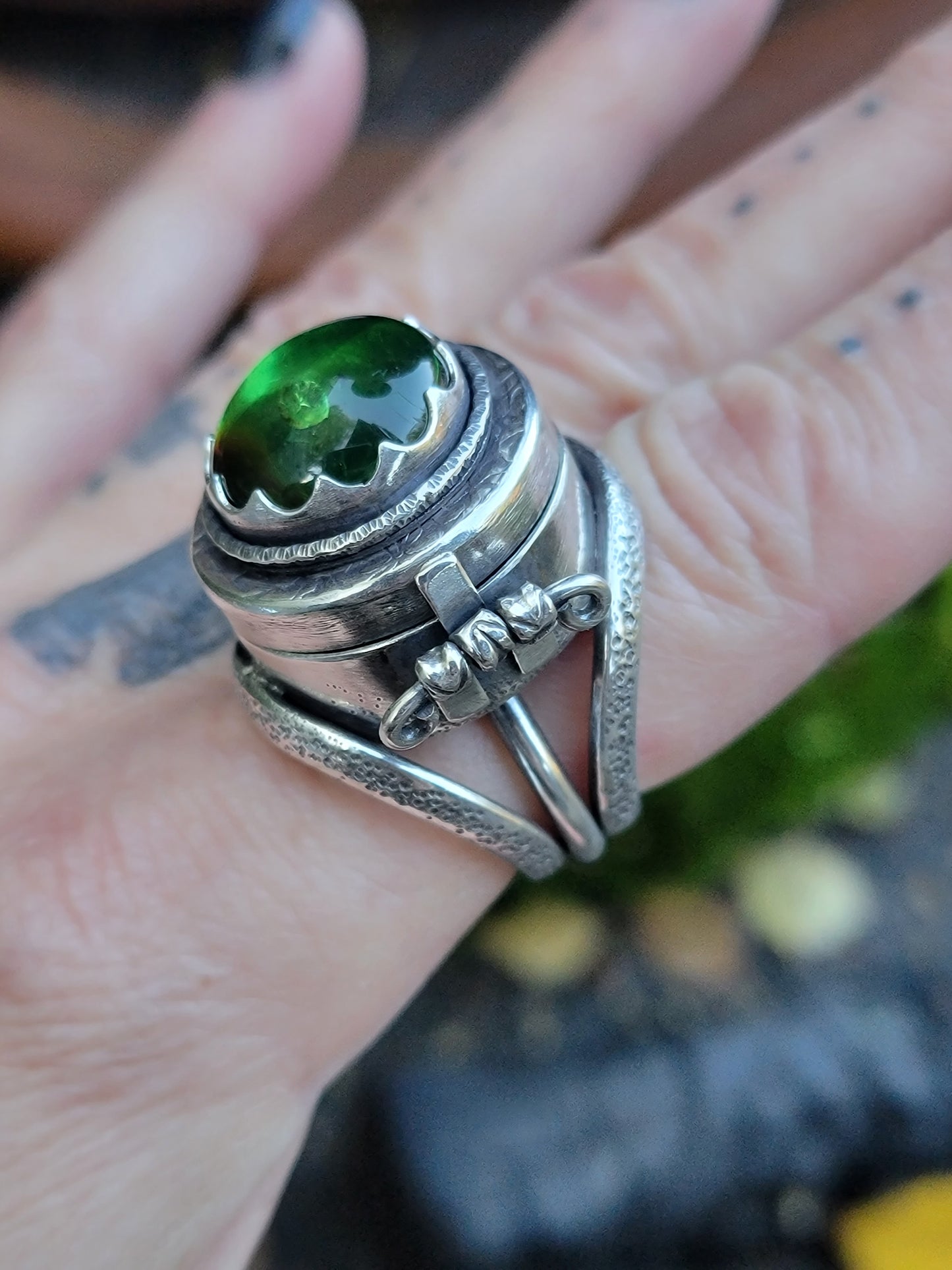 XX//The Poisoner's Perfume Ring - Green Amber in All Sterling Silver size 10 - 10 1/2